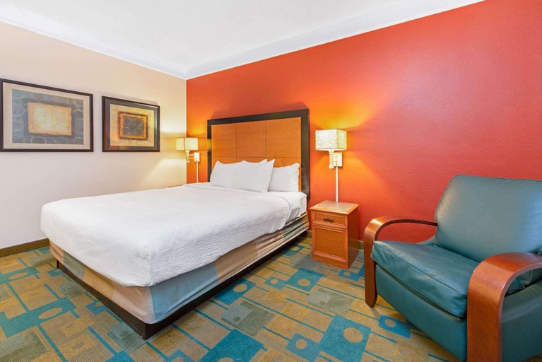 Bedroom 3, La Quinta Inn and Suites USF - Busch Gardens, Hillsborough
