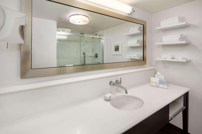 Bathroom 4, Hampton Inn & Suites Seattle-North/Lynnwood, Snohomish