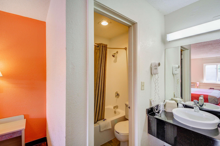 Bathroom 5, Econo Lodge East, Sedgwick