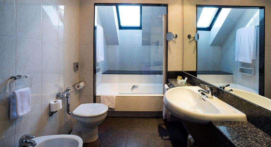 Bathroom 4, Hotel Clarín, Asturias