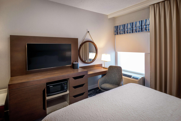 Bedroom 3, Hampton Inn Long Island/Commack, Suffolk