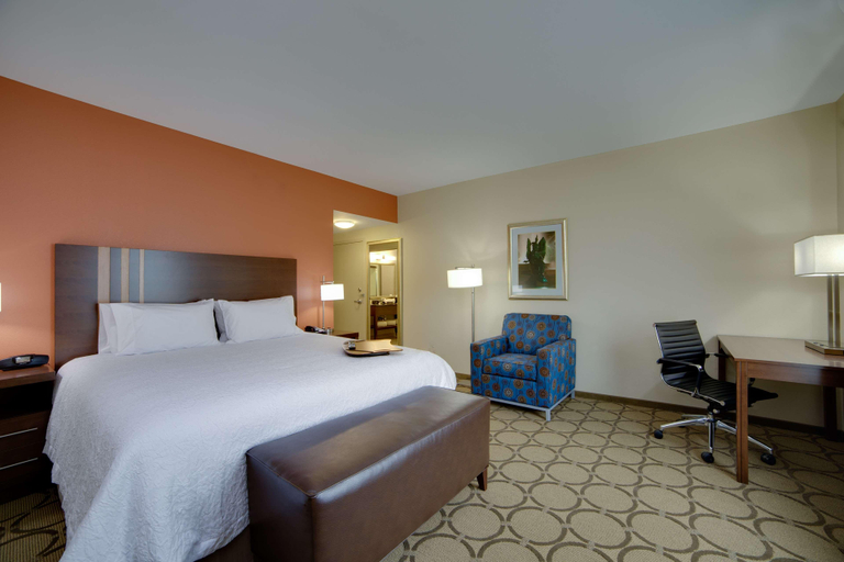 Bedroom 3, Hampton Inn & Suites Philladelphia/Bensalem, Bucks