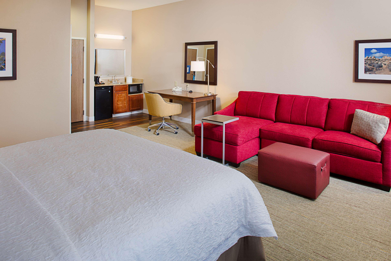 Bedroom 3, Hampton Inn & Suites Palmdale, Los Angeles