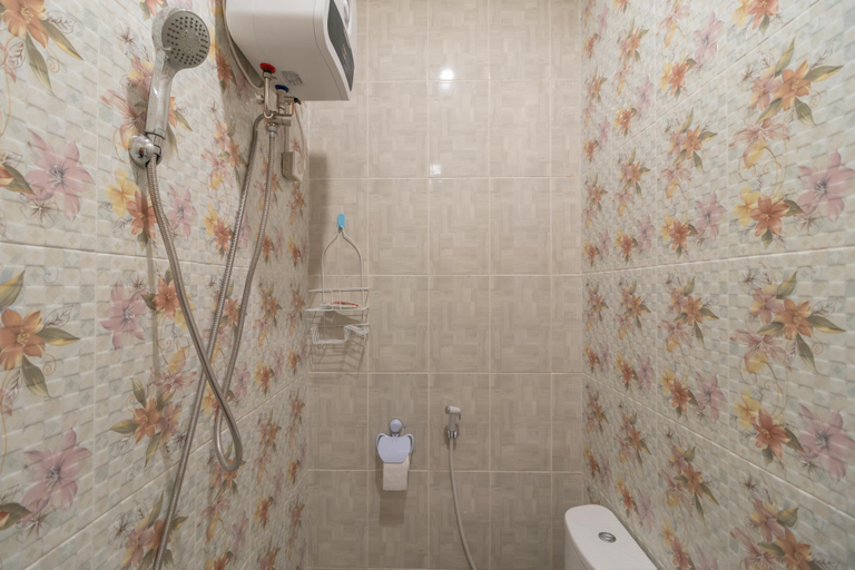 Bathroom 4, RedDoorz Syariah near Summarecon Mall Bekasi, Bekasi