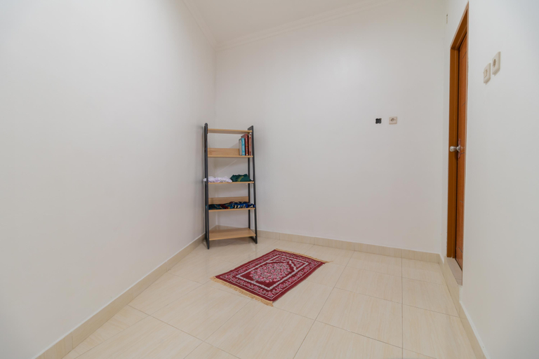 Bedroom 3, RedDoorz Syariah near Summarecon Mall Bekasi, Bekasi