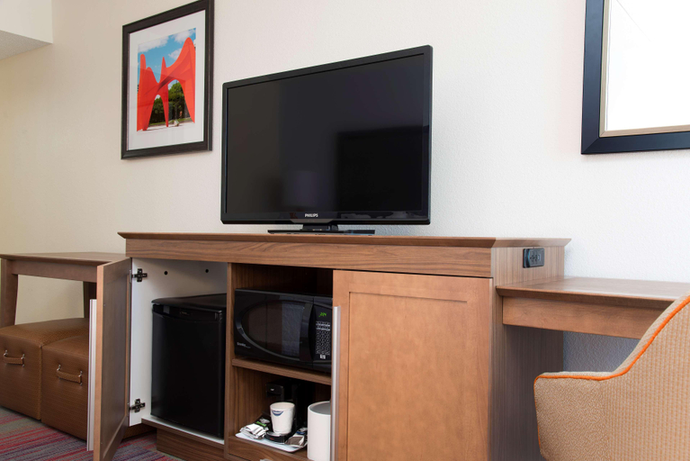 Bedroom 3, Hampton Inn Grand Rapids-South, Kent