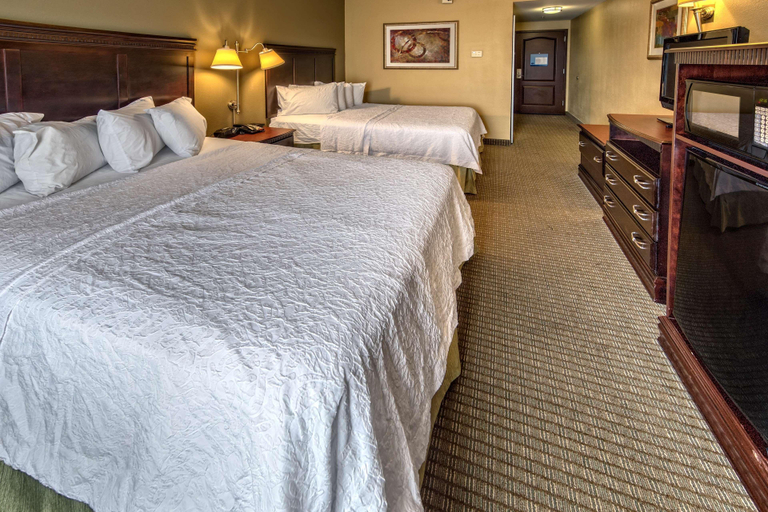 Bedroom 3, Hampton Inn Rochester Irondequoit, Monroe