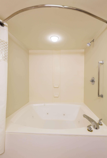 Bathroom 4, Hampton Inn Washington, Beaufort