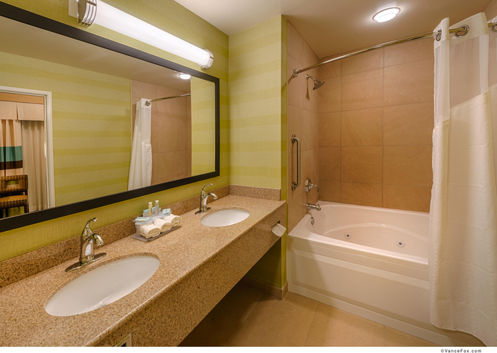 Bathroom 4, Hampton Inn & Suites Red Bluff, Tehama