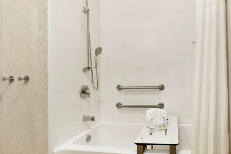 Bathroom 4, Hampton Inn Binghamton/Johnson City, Broome