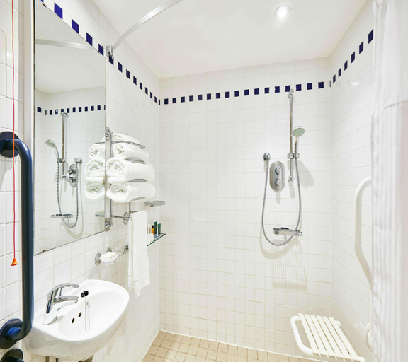 Bathroom 4, Hilton Garden Inn Birmingham Brindleyplace, Birmingham