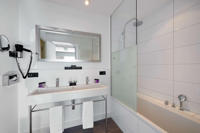 Bathroom 5, INNSiDE by Meliá Düsseldorf Hafen, Düsseldorf