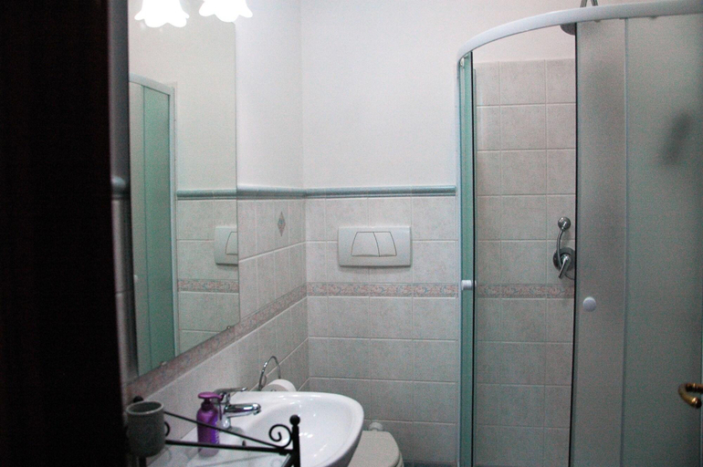 Bathroom 4, Le Anfore, Roma