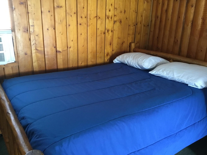 Bedroom 3, Pines Motel, Mackinac