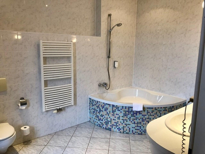 Bathroom 5, Wilhelms Haven Hotel, Wilhelmshaven