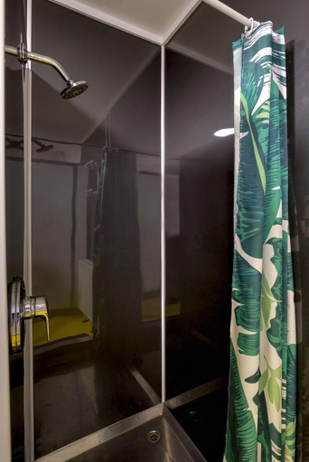Bathroom 4, The Black Sheep Backpackers, Queenstown-Lakes