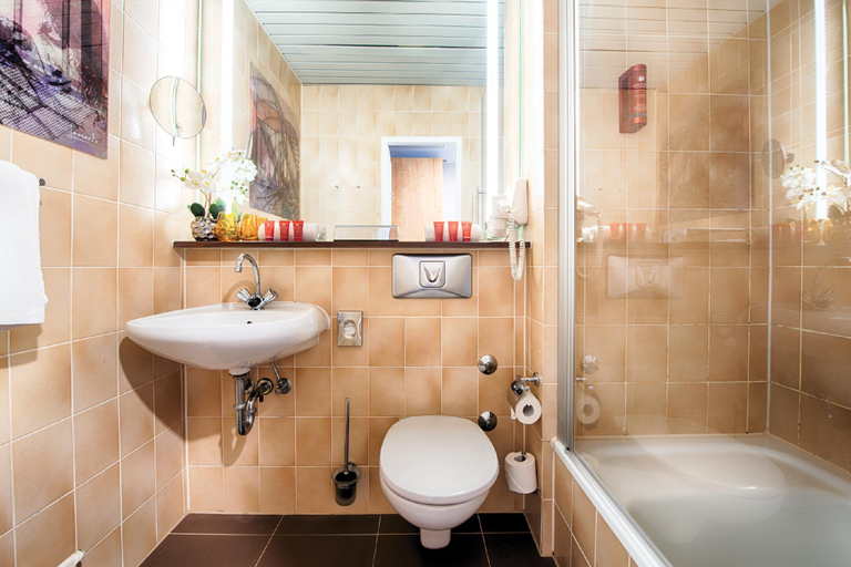 Bathroom 5, Leonardo Hotel Hamburg Elbbruecken, Hamburg