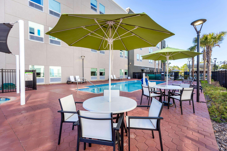 Food & Drinks, La Quinta Inn & Suites Orlando IDrive Theme Parks, Orange