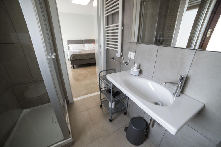 Bathroom 5, Attico 33 B&B, Palermo