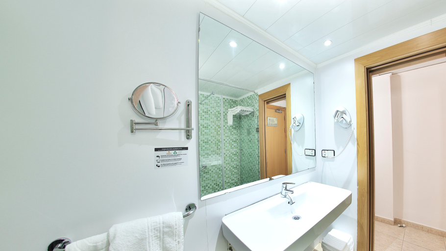 Bathroom 4, Prince Park Hotel, Alicante