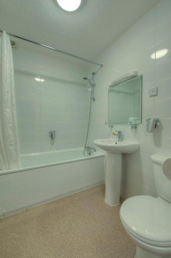 Bathroom 3, Cocked Hat Hotel by Good Night Inns, Warwickshire