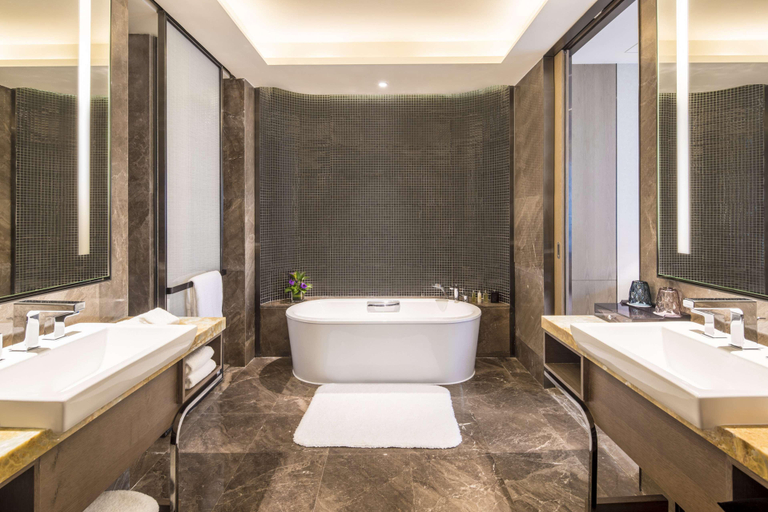 Bathroom 2, DoubleTree by Hilton Hotel Shenzhen Longhua, Shenzhen