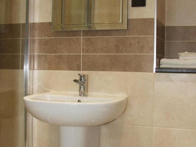 Bathroom 4, Kingscliff Hotel, Essex