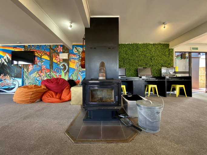 Public Area 5, The Black Sheep Backpackers, Queenstown-Lakes