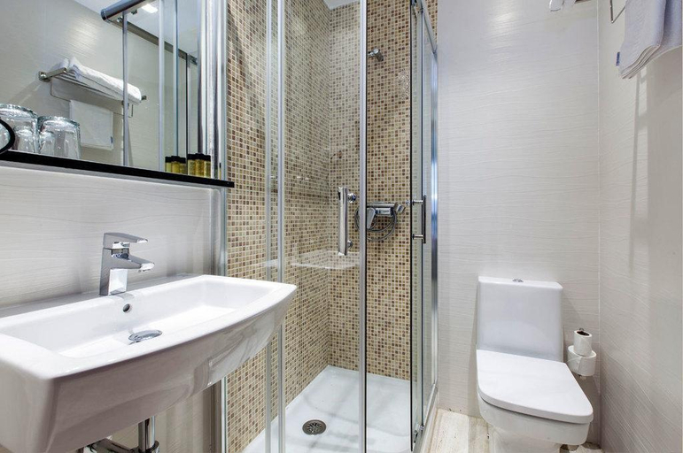 Bathroom, Hostal Castilla I, Madrid
