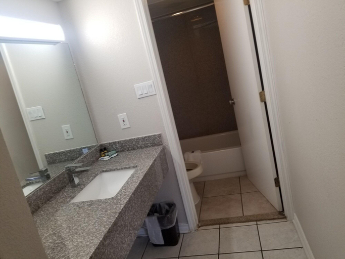 Bathroom 5, Econo Lodge, Bexar