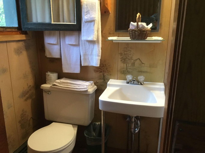 Bathroom 4, Pines Motel, Mackinac