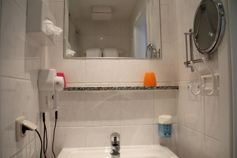 Bathroom 5, HOTEL RIESENJunior by Trip Inn, Main-Kinzig-Kreis