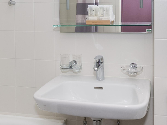 Bathroom 4, Hotel Les Nations, Genève
