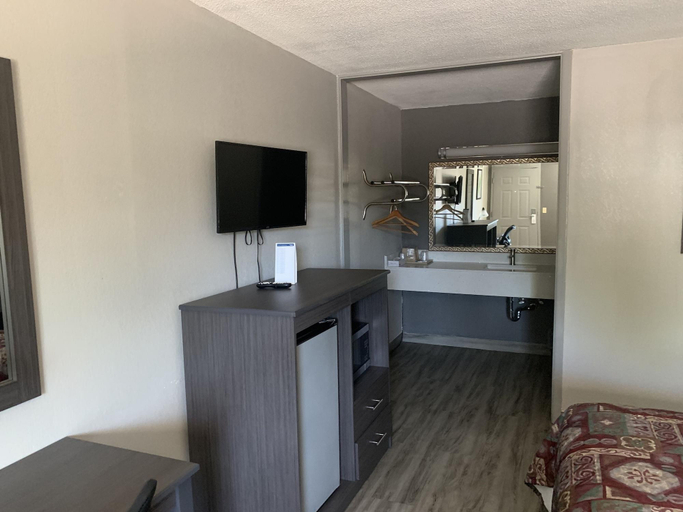 Bedroom 3, Executive Inn, Henry