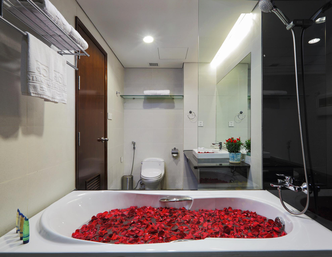 Bathroom 5, Central Palace Hotel, District 1
