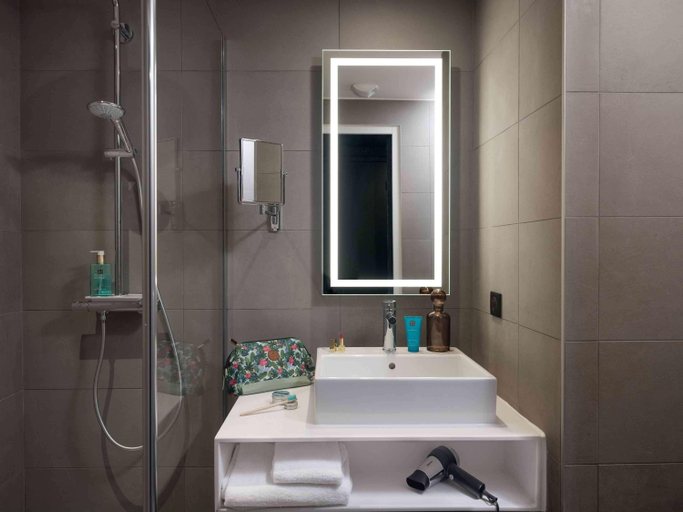 Bathroom 5, Novotel Paris Vaugirard Montparnasse, Paris