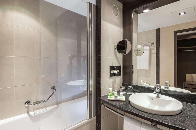 Bathroom 4, NH Danube City, Wien