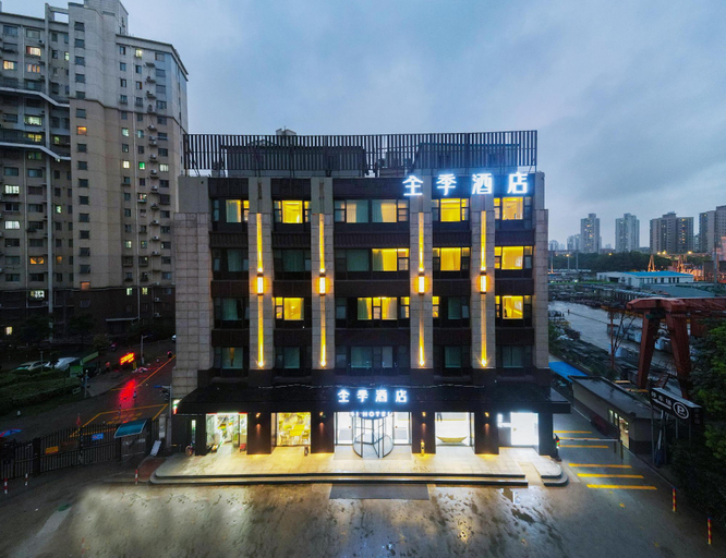 Exterior & Views