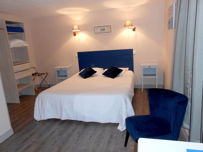 Bedroom 5, Logis Hotel La Demeure Du Perron, Manche