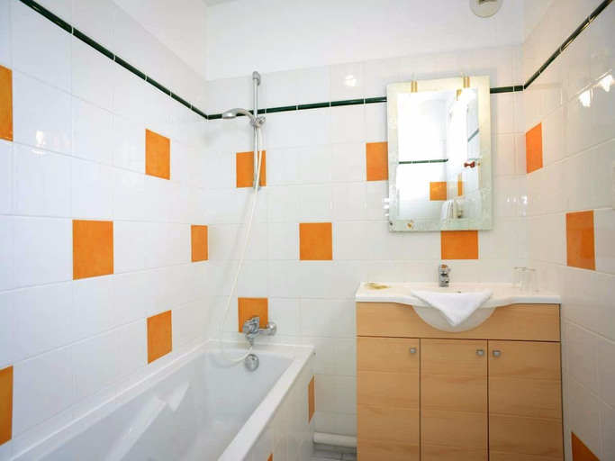 Bathroom, Logis Hotel La Demeure Du Perron, Manche