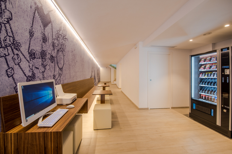 Public Area 2, Los Angeles, Baleares