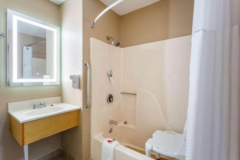 Bathroom 4, Motel 6 Litchfield, Il, Montgomery