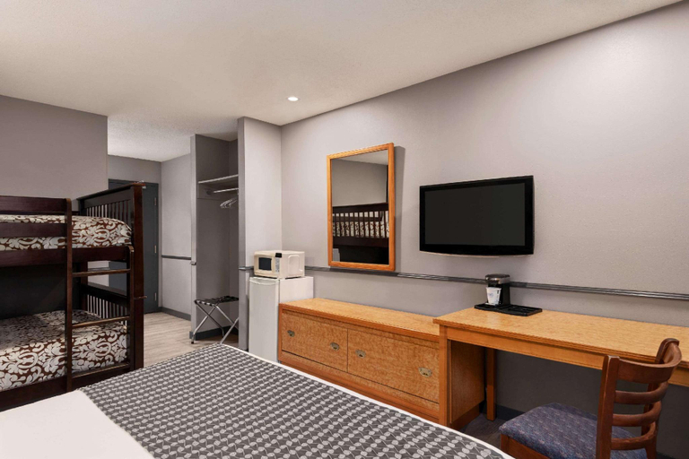 Bedroom 3, Travelodge by Wyndham Brandon, Division No. 7