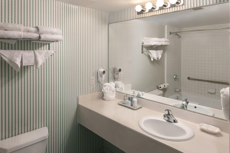 Bathroom 4, Woodlands Hotel & Suites - A Colonial Williamsburg, Williamsburg