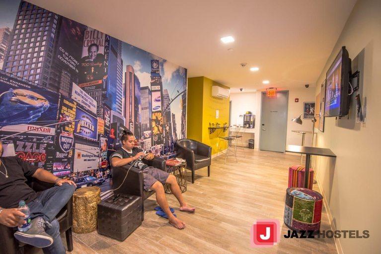 Public Area 3, Jazz on Columbus Circle Hostel, New York