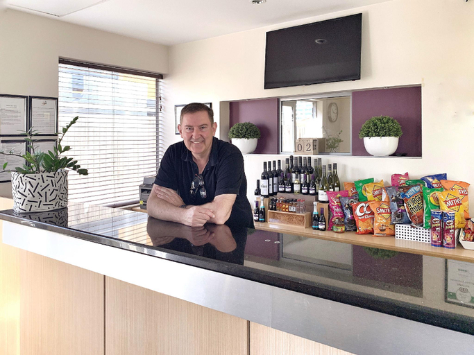 Food & Drinks 5, Airport Ascot Motel, Hamilton