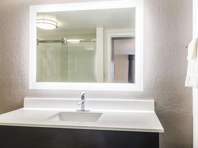 Bathroom 5, La Quinta Inn & Suites Myrtle Beach, Horry