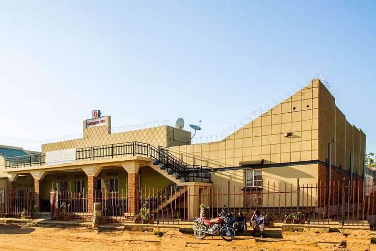 Satellite One Hotel, Padyere
