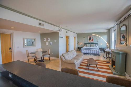Designer Downtown Condo Suite - Splendid View, Polk