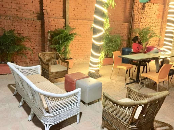 Public Area 5, Qubestay Airport Capsule Hotel Hostel, Mumbai Suburban